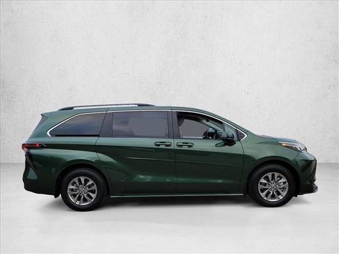 Used 2026 Toyota Sienna LE FWD image 4