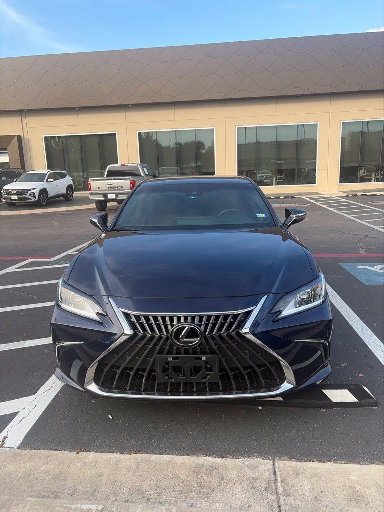 Used 2025 Lexus ES 300h w/ Premium Package FWD image 2
