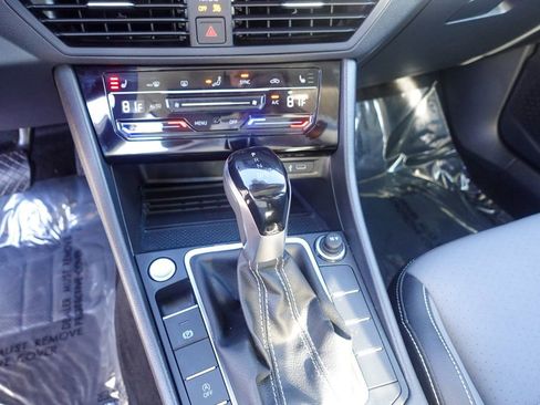 Certified 2025 Volkswagen Jetta SE w/ Sunroof Package image 20