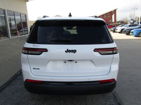 Used 2024 Jeep Grand Cherokee L Laredo image 4