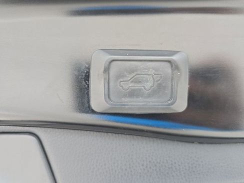 Used 2020 Toyota RAV4 Limited FWD image 14