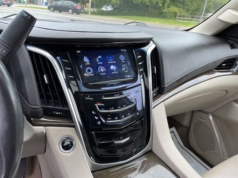 Used 2020 Cadillac Escalade Premium Luxury AWD/4WD image 25