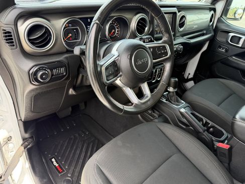 Used 2019 Jeep Wrangler Unlimited Sahara AWD/4WD image 14