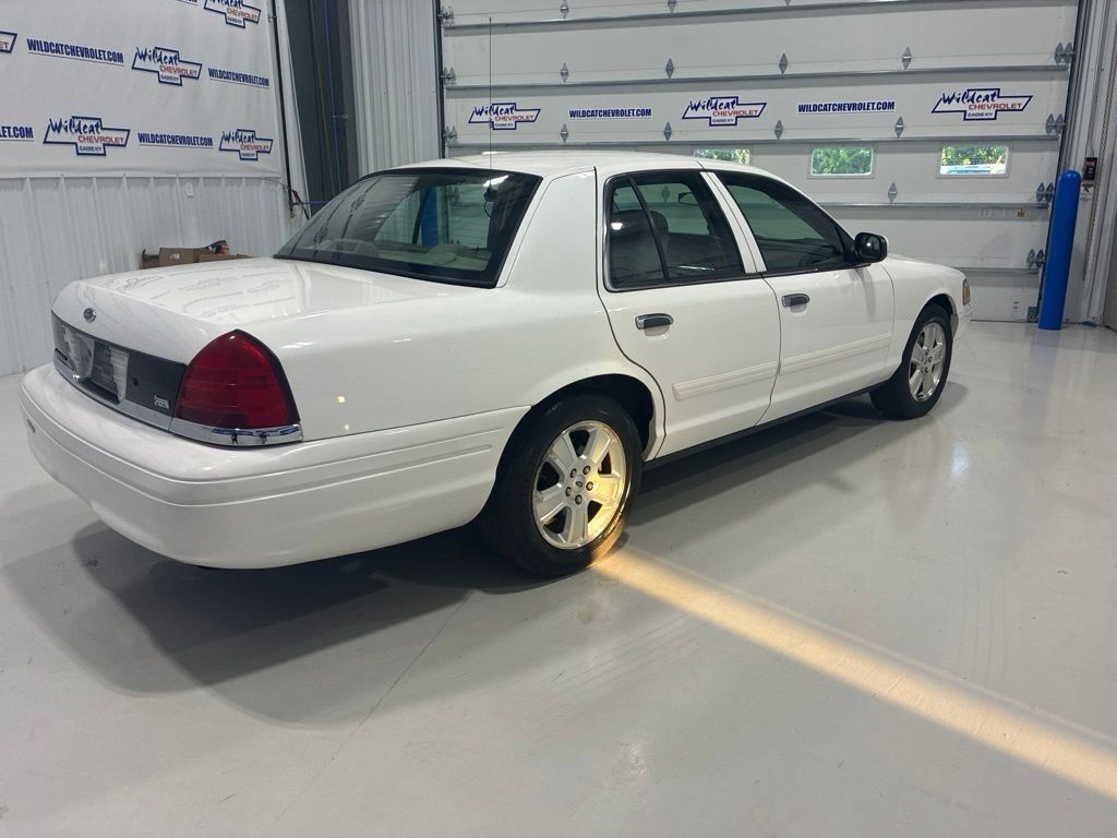 Used 2011 Ford Crown Victoria LX w/ Comfort Appearance Pkg RWD image 6