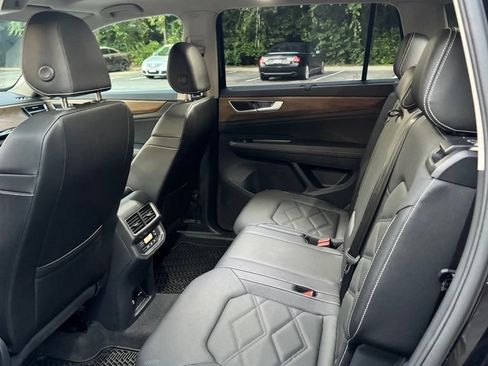 Used 2025 Volkswagen Atlas SE FWD image 13