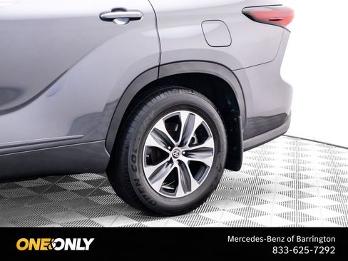Used 2024 Toyota Highlander XLE FWD image 35