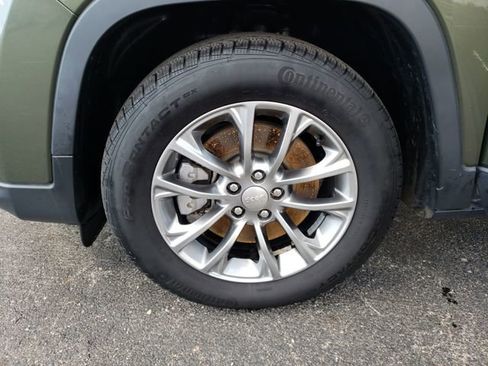 Used 2019 Jeep Cherokee Latitude Plus w/ Cold Weather Group image 29