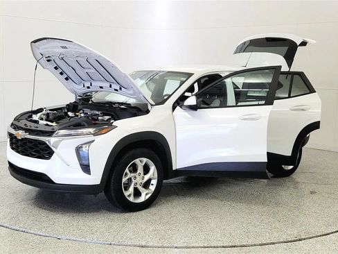 Used 2024 Chevrolet Trax LS w/ LS Convenience Package FWD image 10