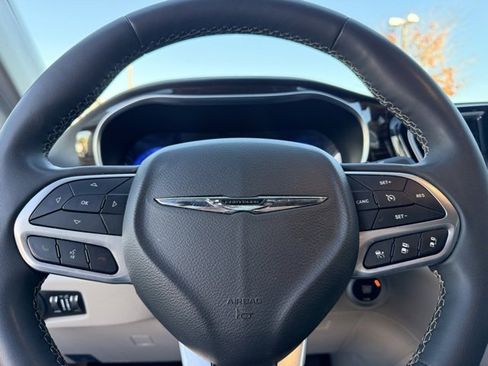 Used 2023 Chrysler Pacifica Limited image 24