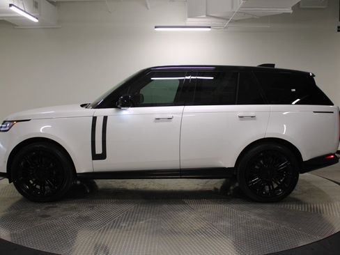 Used 2025 Land Rover Range Rover SE image 2