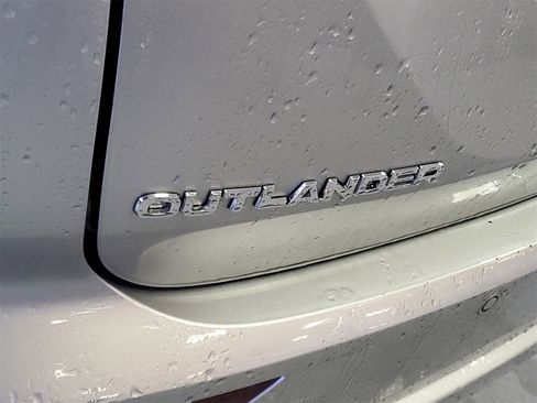 Used 2023 Mitsubishi Outlander SE image 27