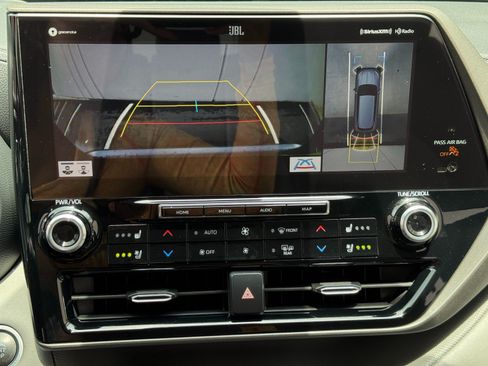 Used 2020 Toyota Highlander Limited FWD image 28