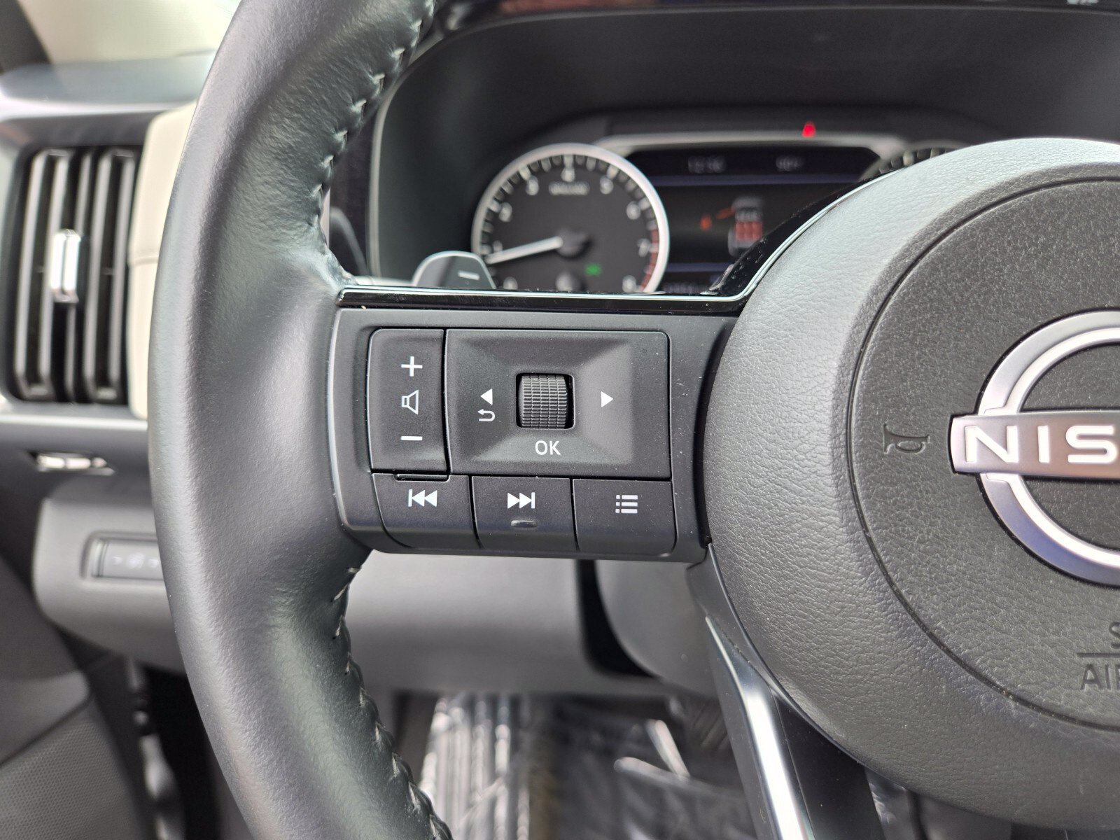 Used 2025 Nissan Pathfinder SL AWD/4WD image 30
