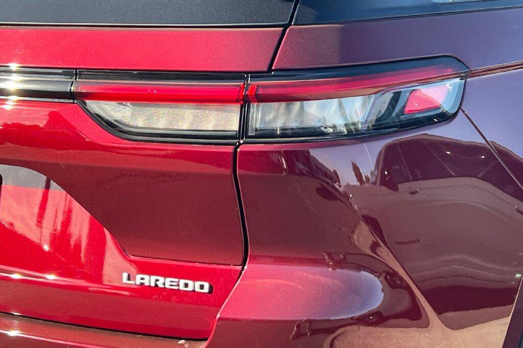 Used 2024 Jeep Grand Cherokee Laredo w/ Luxury Tech Group I RWD image 26