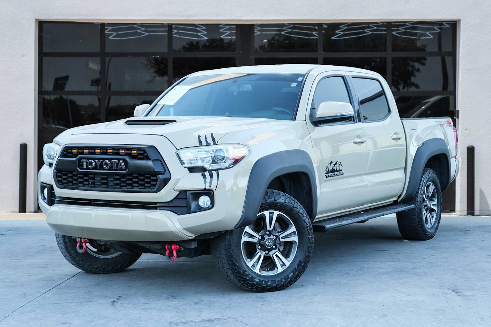 Used 2017 Toyota Tacoma TRD Sport w/ Tow Package (A/T) AWD/4WD image 1