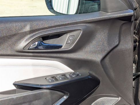 Used 2025 Chevrolet Trax LT w/ LT Convenience Package image 13