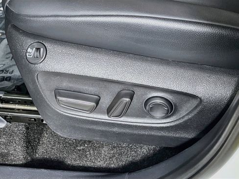 Used 2025 Toyota Highlander XLE AWD/4WD image 16