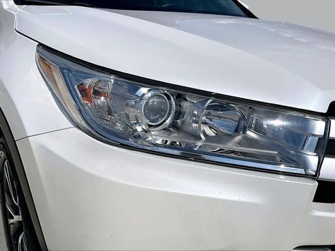 Used 2018 Toyota Highlander Plus FWD image 26