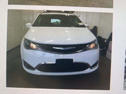 Used 2018 Chrysler Pacifica Touring-L Plus w/ Tire & Wheel Group FWD image 7