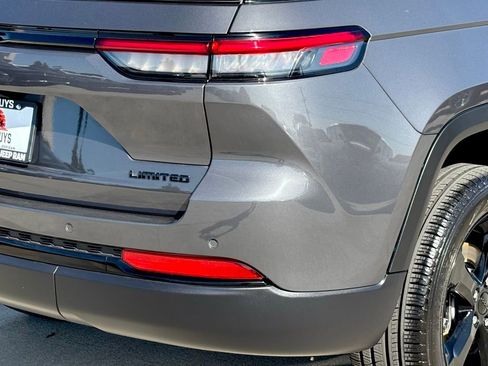 Used 2025 Jeep Grand Cherokee Limited w/ Black Appearance Package image 6