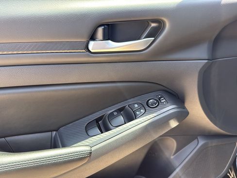 Used 2025 Nissan Altima 2.5 SV FWD image 12