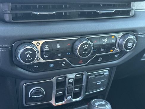 Used 2025 Jeep Wrangler Unlimited Sahara AWD/4WD image 18