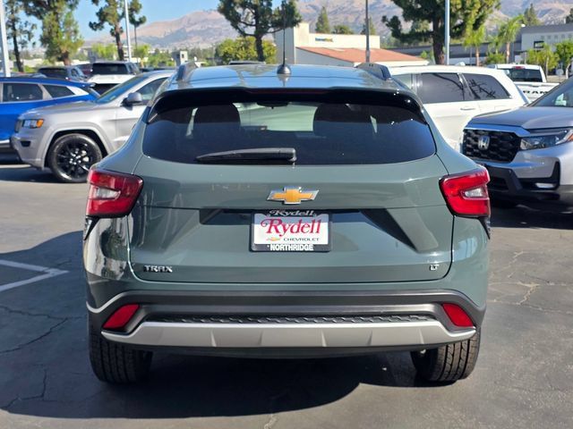 Used 2025 Chevrolet Trax LT FWD image 7