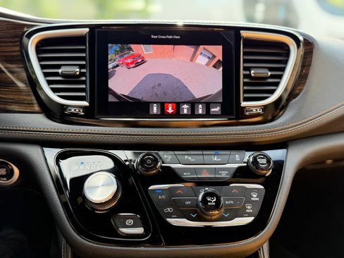 Used 2023 Chrysler Pacifica Pinnacle FWD image 34