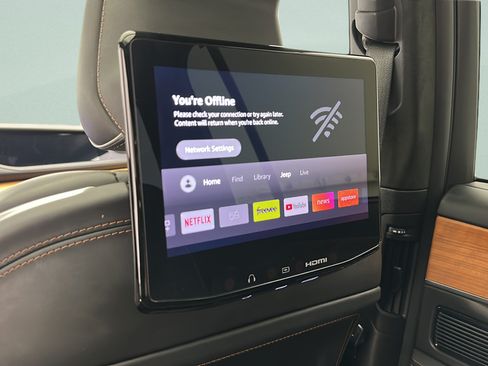 Used 2023 Jeep Grand Cherokee Summit AWD/4WD image 12