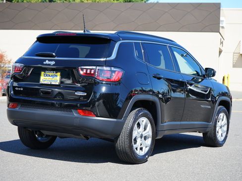 Used 2025 Jeep Compass Latitude image 3