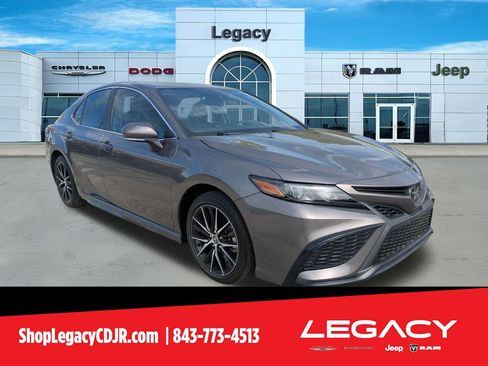 Used 2024 Toyota Camry SE image 1
