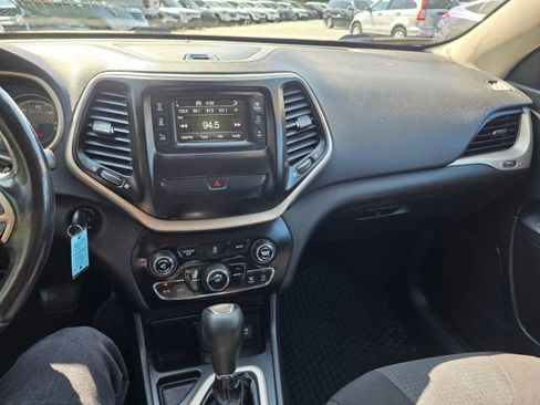 Used 2017 Jeep Cherokee Latitude w/ Cold Weather Group FWD image 16