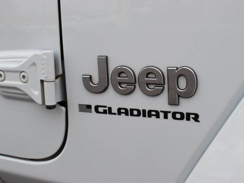 Used 2023 Jeep Gladiator Overland w/ Cold Weather Group image 19