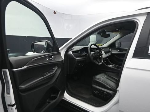 Used 2023 Jeep Grand Cherokee Limited w/ Black Appearance Package AWD/4WD image 12