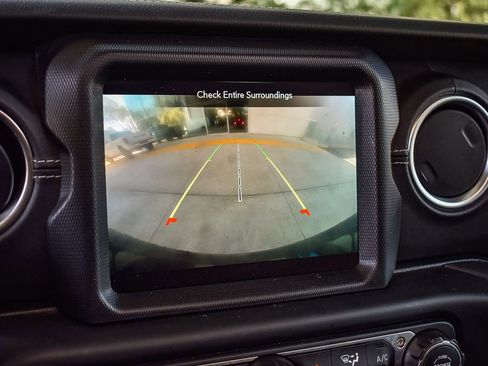 Used 2023 Jeep Wrangler Unlimited Sahara image 23