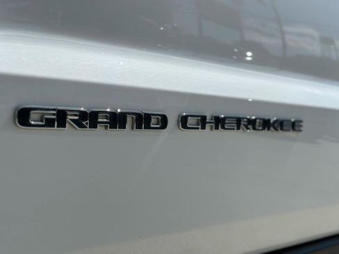 Used 2020 Jeep Grand Cherokee Laredo RWD image 9
