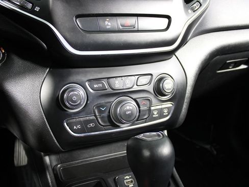 Used 2019 Jeep Cherokee Latitude Plus FWD image 16