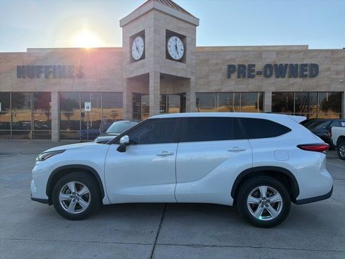 Used 2023 Toyota Highlander LE image 2