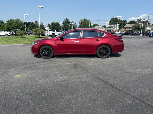 Used 2017 Nissan Altima 2.5 SR w/ Midnight Edition Package FWD image 2