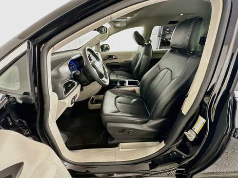 Used 2024 Chrysler Pacifica Touring-L FWD image 13