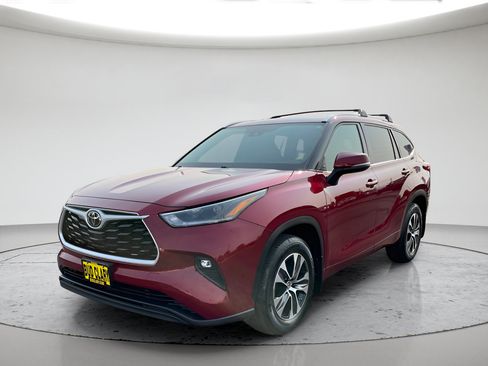Used 2021 Toyota Highlander XLE AWD/4WD image 7