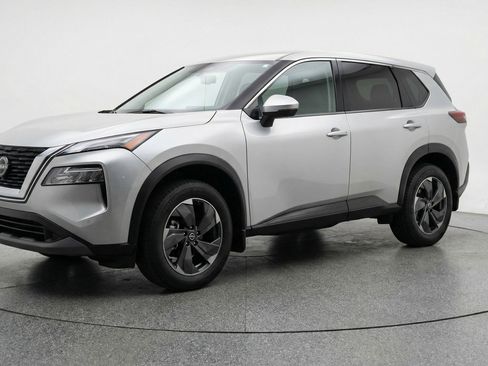 Used 2025 Nissan Rogue SV image 3