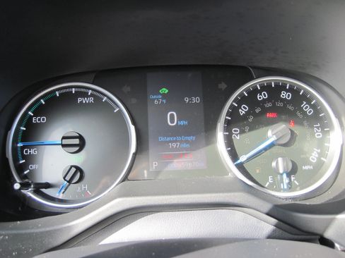 Used 2021 Toyota RAV4 LE AWD/4WD image 17