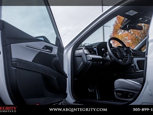 Used 2025 Toyota Camry SE image 15