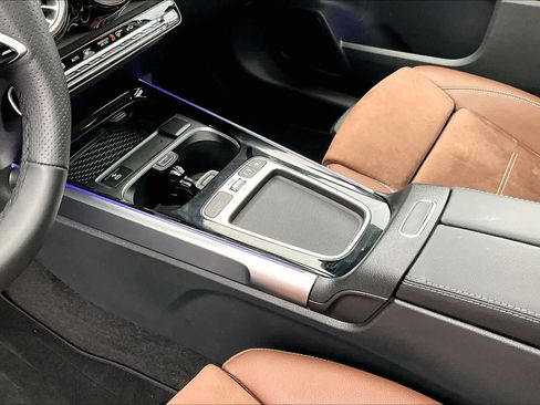 Used 2025 Mercedes-Benz GLB 250 4MATIC image 17