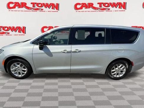 Used 2024 Chrysler Pacifica Touring-L FWD image 5