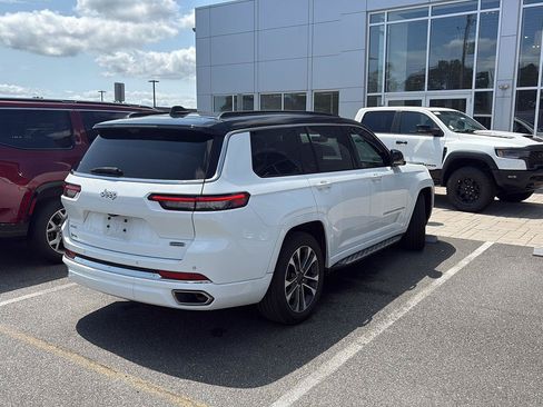 Used 2024 Jeep Grand Cherokee L Overland w/ Luxury Tech Group IV AWD/4WD image 7