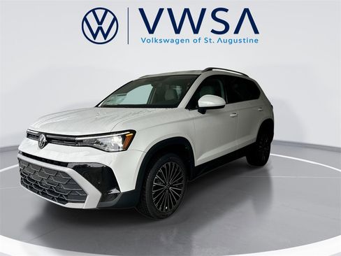 New 2026 Volkswagen Taos SE image 3