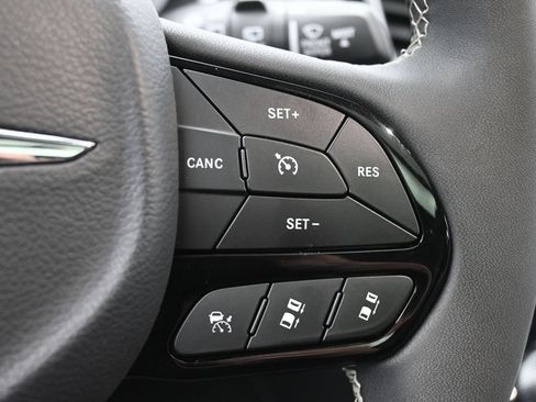 Used 2025 Chrysler Pacifica Limited FWD image 32