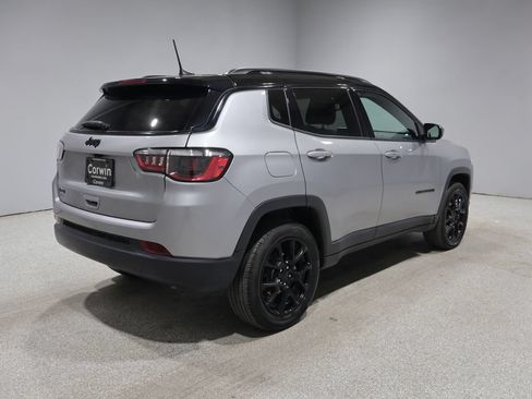 Used 2023 Jeep Compass Latitude AWD/4WD image 2